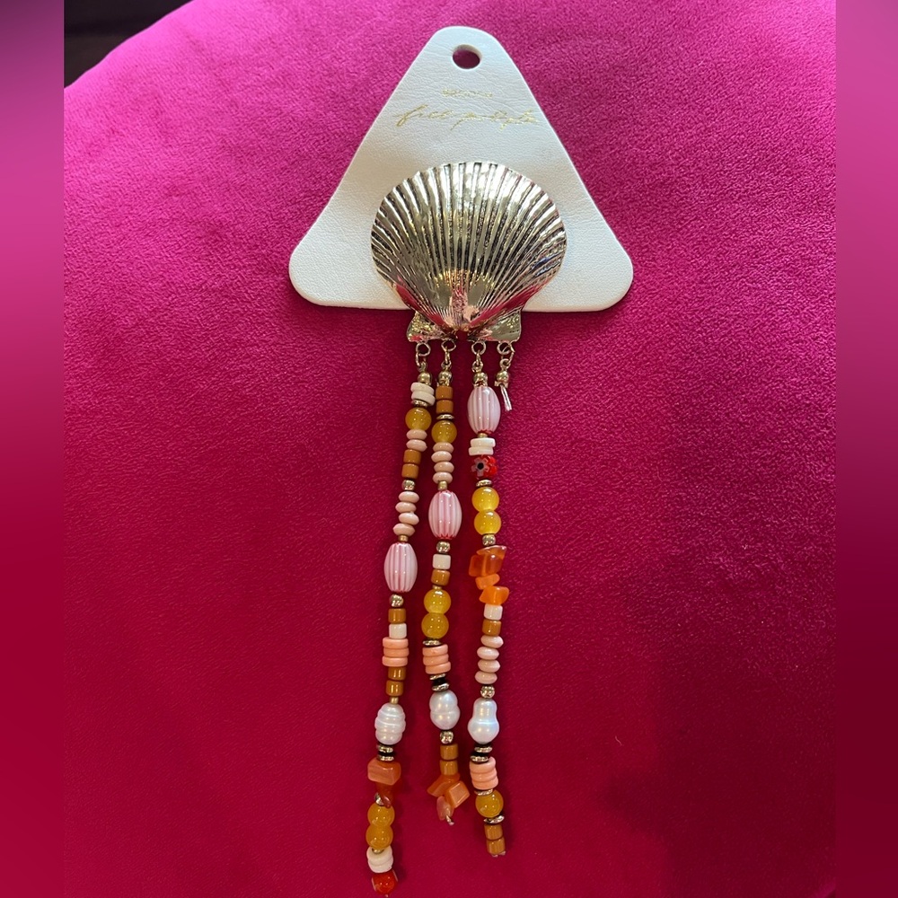 NWOT w flaw Free people Rosalie pin brooch beaded seashell
